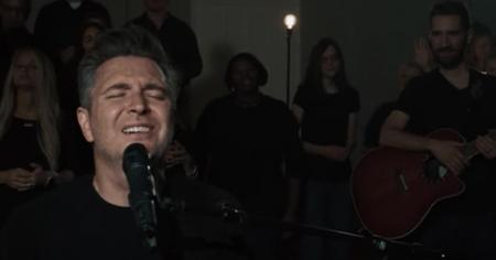 Travis Cottrell Sings New Christmas Worship 'Glory In The Highest' With Choir