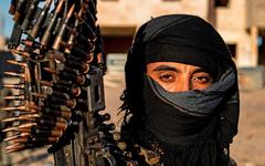 Thousands of jihadists flee Isil's final stronghold as Baghuz is pounded
