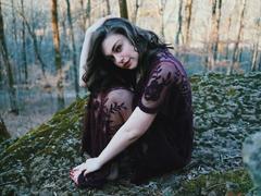 Nashville Artist, Avalon Kali Releases “Looking Back On You” Music Video