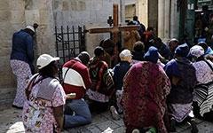 Pilgrims in Jerusalem Mark Good Friday as Easter and Passover Converge