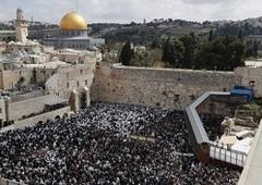 Passover in Jerusalem: Heavy Police Presence as Tens of Thousands Pray at the Western Wall
